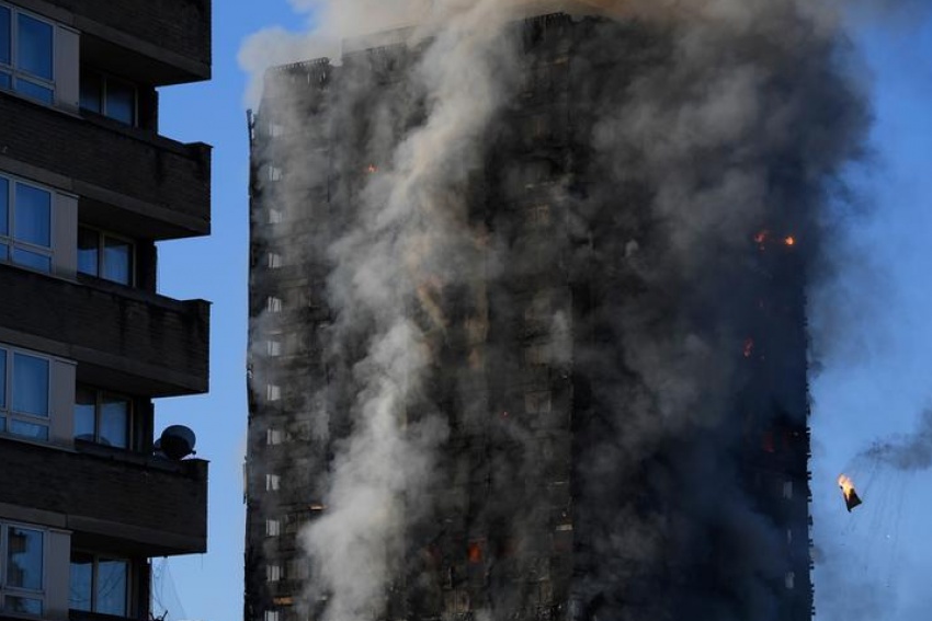 Flames and smoke billow as firefighters deal with a serious fire in a tower block at Latimer Road in West London, Britain June 14, 2017. REUTERS/Toby Melville