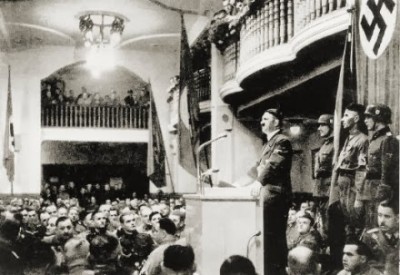 Hitler_addressing_Beer_Hall-400x275